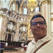 Tengo buena dicción y empatía en cada tema que dicto.